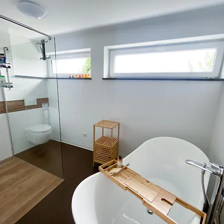 170qm In Fuer Familien Mit Parken, 2 Balkone, Und Kueche